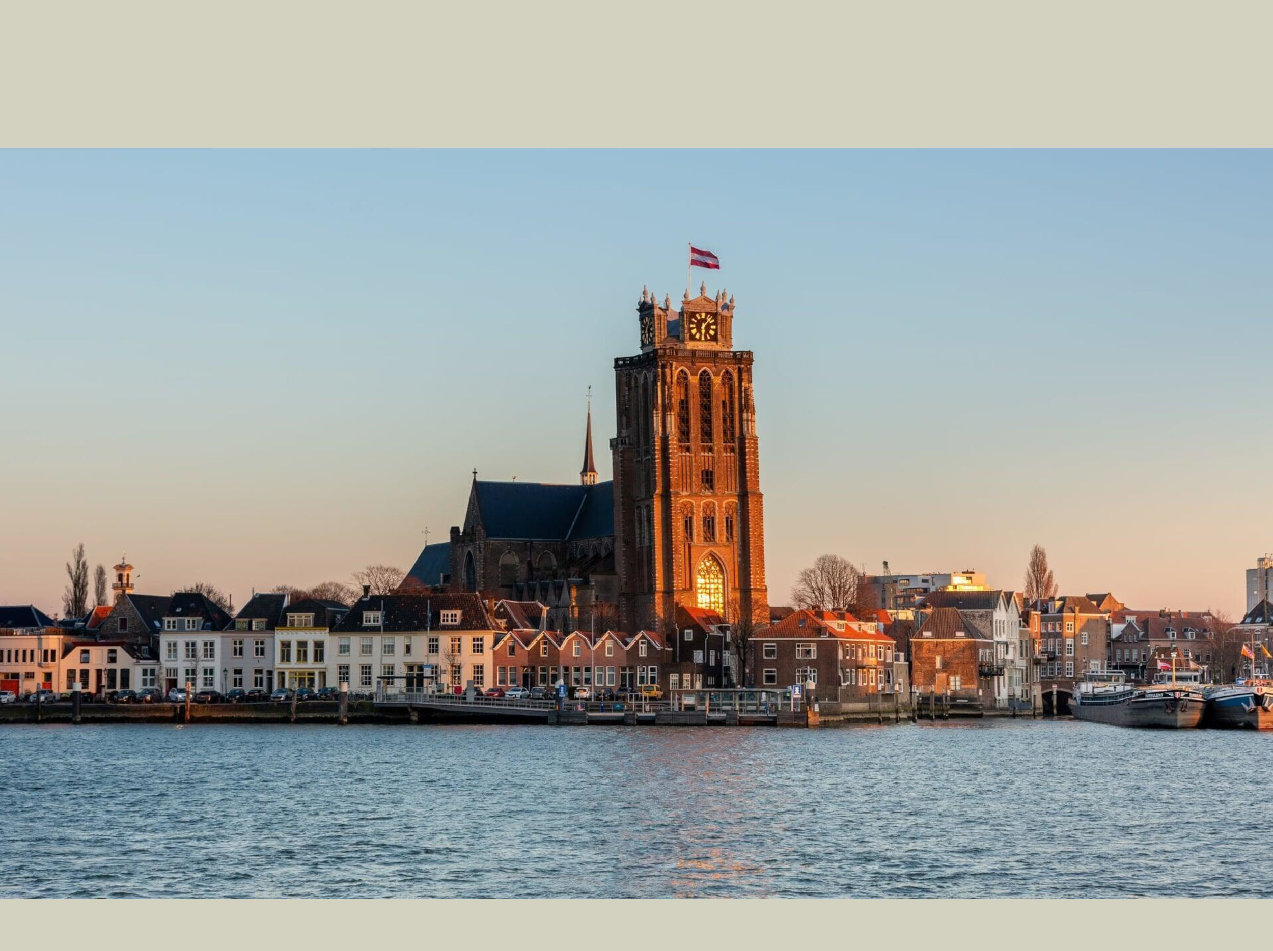 Foto Grote Kerk van Dordrecht bij zonsondergang